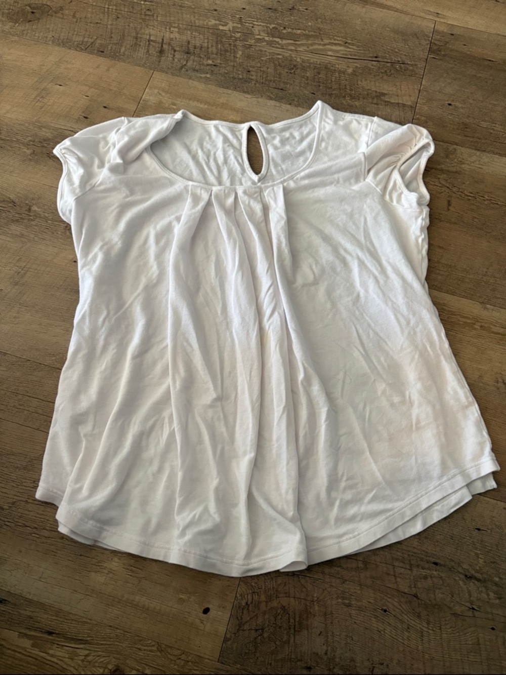 Amoralia White Keyhole Cap-Sleeve Pleated Top